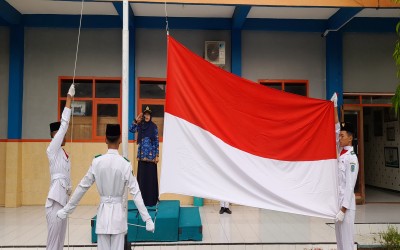 Peringatan Hari Pahlawan di SMA Negeri 1 Nganjuk: Menghormati Jasa Pahlawan Melalui Upacara Bendera