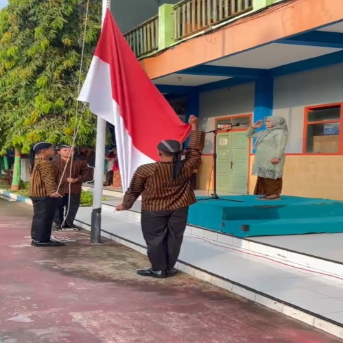 Meriah dan Bermakna! Upacara Hari Pendidikan Nasional di SMAN 1 Nganjuk dengan Nuansa Budaya Nusantara